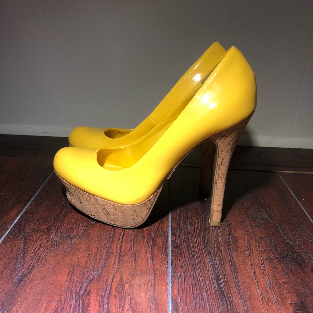 J. Lo, Yellow Pumps Worn 1x